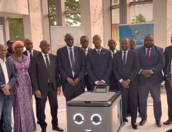 Côte d'Ivoire : un jeune ivoirien invente un robot livreur doté d'une intelligence artificielle